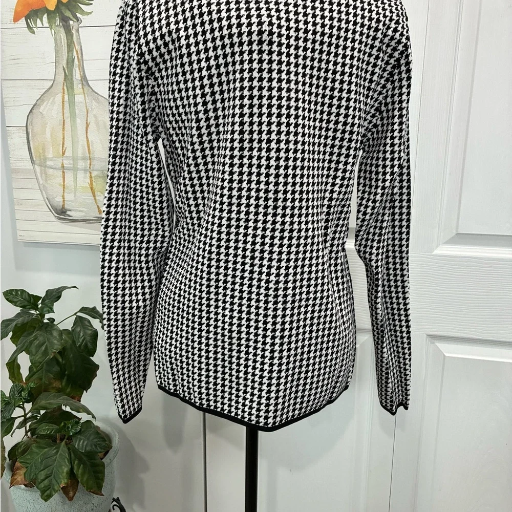 White House Black Market Monochrome Houndstooth Long Sleeve Top - Picture 3 of 5